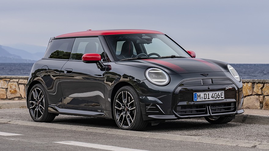 Трёхдверный хэтчбек Mini Cooper SE получил «подогретую» версию John Cooper Works